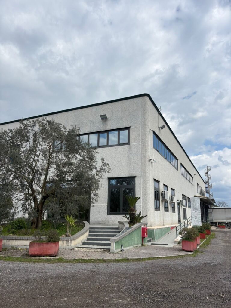 Sede Operativa nella zona industriale di Palomonte. Punto strategico per la gestione efficiente dei trasporti e della logistica su tutto il territorio.